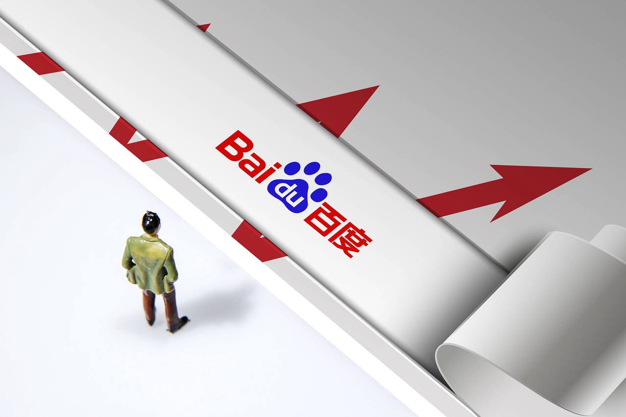 年轻情侣忘情接吻险从扶梯摔下